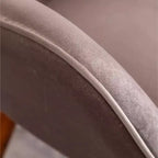 Poltrona d'accento Doarnin Contemporary Silky Velvet con bottoni, color cioccolato