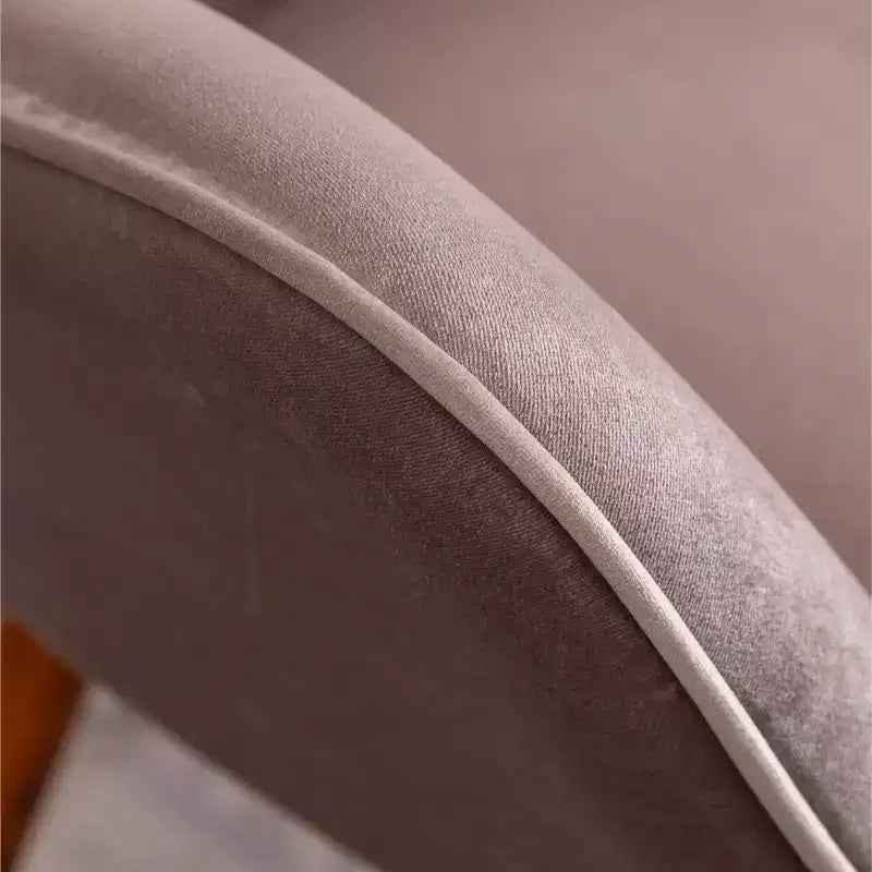 Poltrona d'accento Doarnin Contemporary Silky Velvet con bottoni, color cioccolato