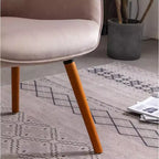 Poltrona d'accento Doarnin Contemporary Silky Velvet con bottoni, color cioccolato