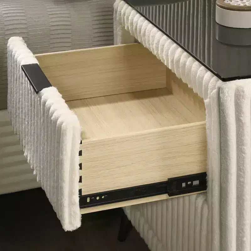 Comodino Mavela con rivestimento in velluto a coste larghe