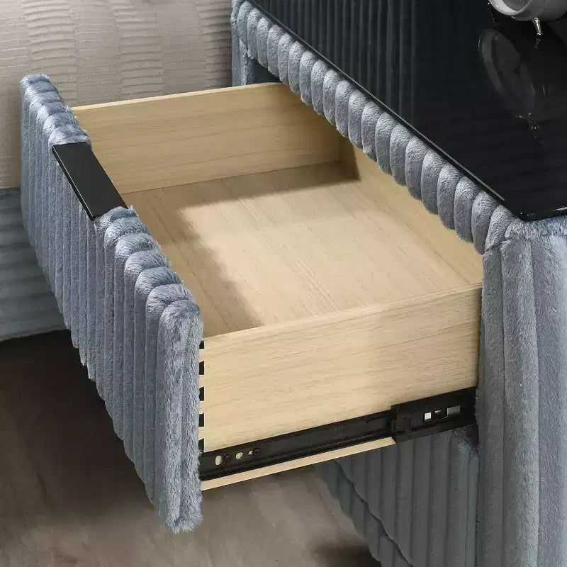 Comodino Mavela con rivestimento in velluto a coste larghe