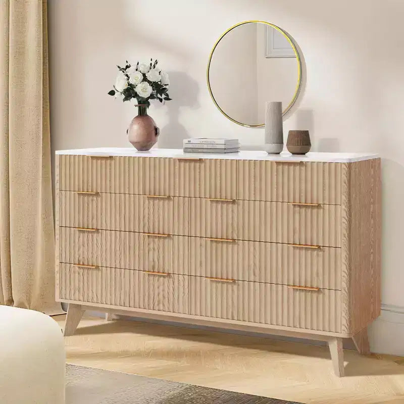 Cassettiera a 9 cassetti con piano effetto marmo, cassettone moderno scanalato, ampio organizer per camera da letto o soggiorno, quercia naturale